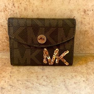 Michael Kors logo change purse